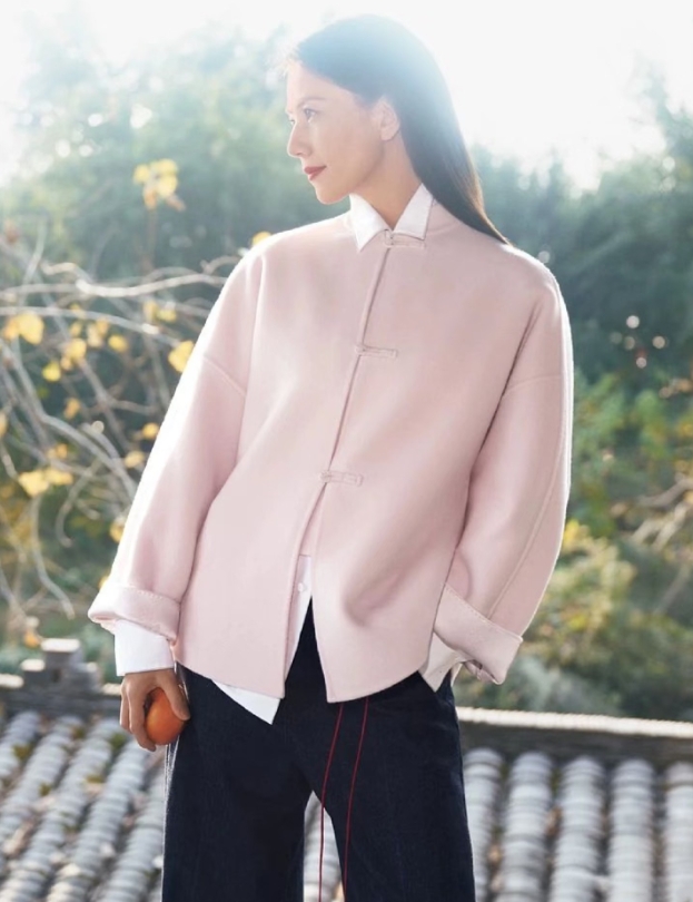 高圆圆的新年穿搭太漂亮了吧！
刷到高圆圆的最新造型也太绝了，红色毛衣配简约白裤，