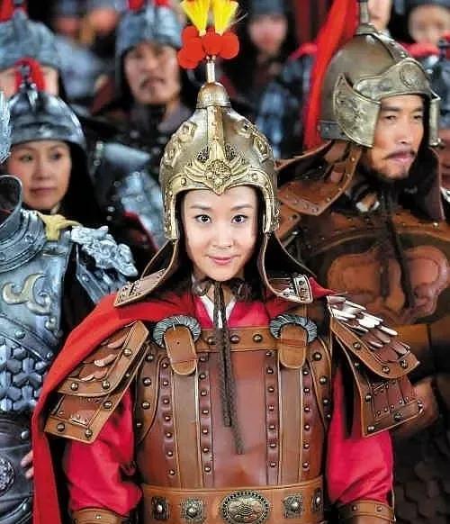 女将军能不能按照苗圃这个体型来选，
穿上盔甲，身材壮硕。
不会刻意束腰，展现自己