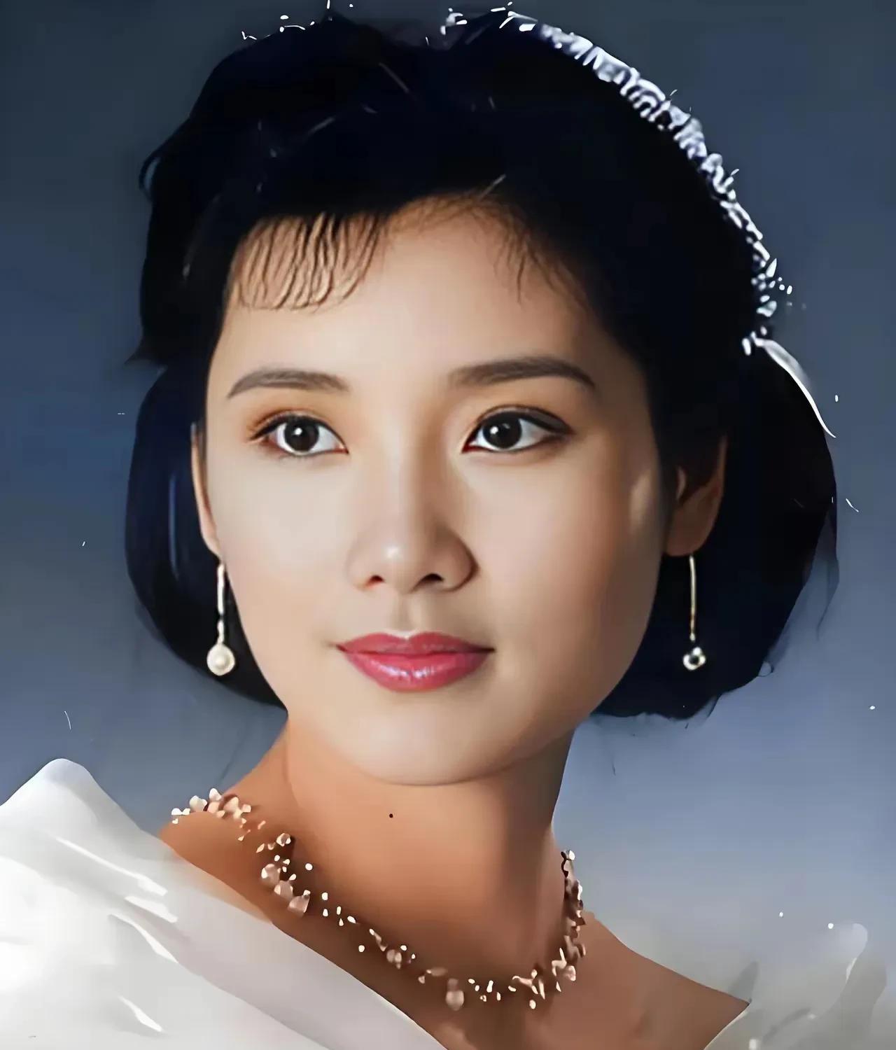 她1963 年出生于浙江舟山岱山，1982 年考入浙江岱山越剧团开启表演生涯。1