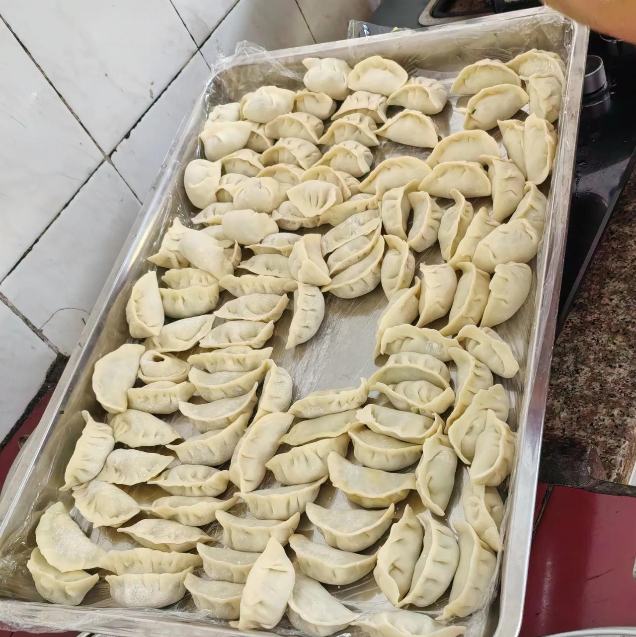 今天是星期天，适逢孩子们都在家，老婆的兄弟姐妹都来到父母家里一起包饺子。
平时上