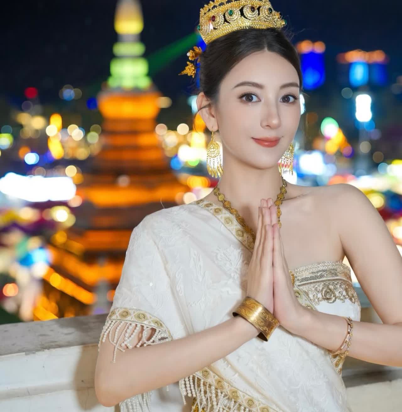 方媛，引发热议！

今日，郭富城老婆方媛在社交平台更新动态！晒出在云南旅游时