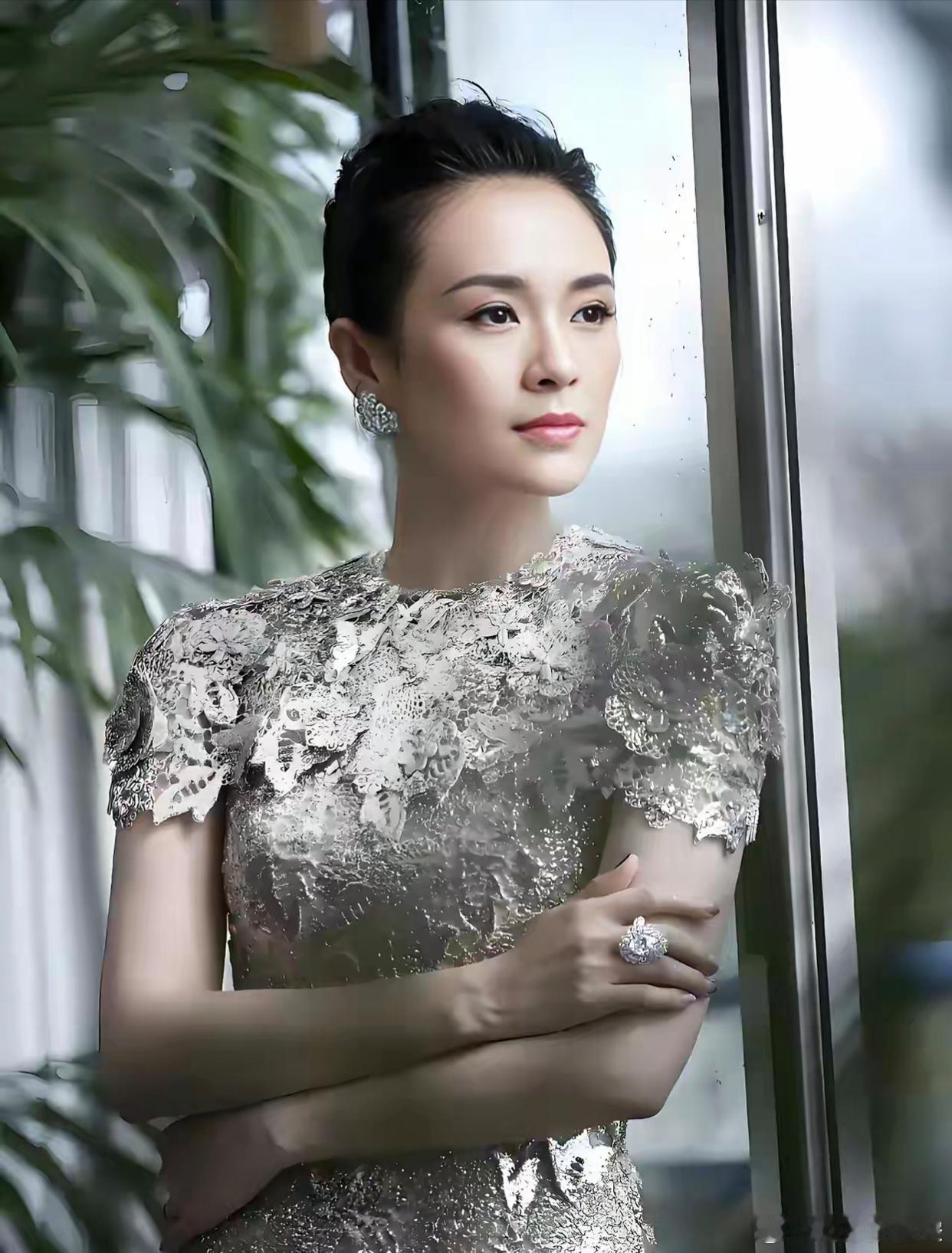 突然就感觉国际章挺可怜的。
真没想到汪峰和她刚分手没多久，就火速和森林北谈起恋爱