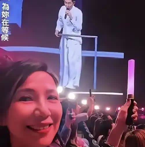 关秀媚看刘德华演唱会，不知道刘德华有没有提到她，可能她还不够“咖位”或“流量”，