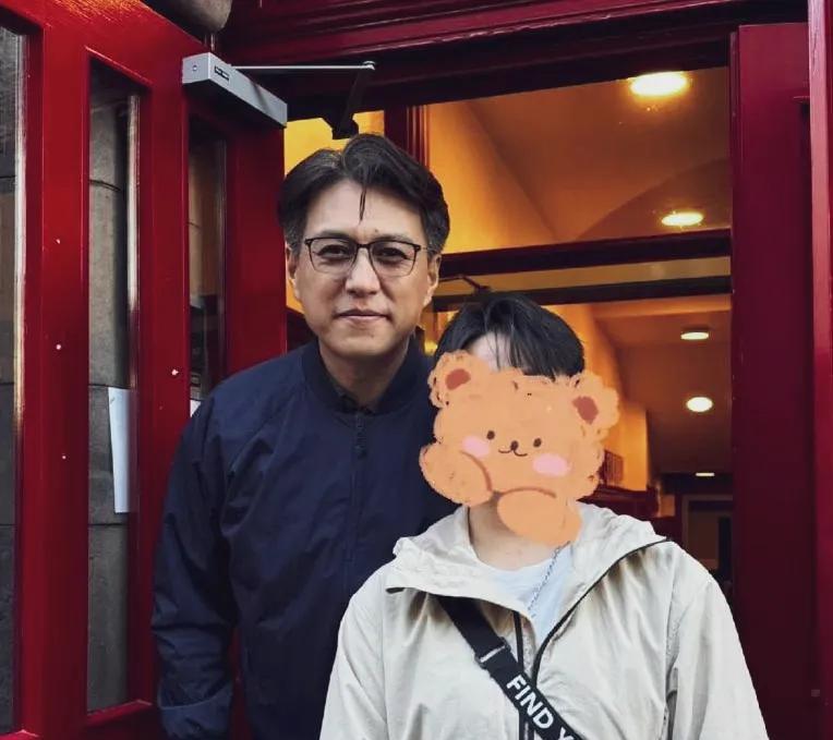 近照下，靳东脸上的法令纹非常深，小肚腩显现宽松的夹克都拯救不了
还有没有焗油的白