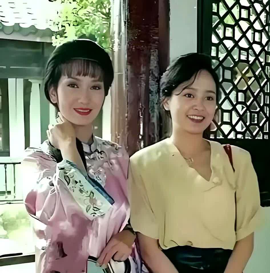 太意外了！

张瑜居然和赵雅芝同框合影过，一个是内地的女演员，一个是香港的女