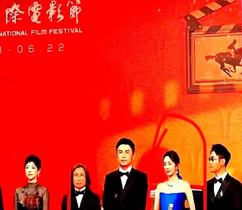 章子怡估计都要气疯了

昨天的电影节红毯上

原本章子怡该是焦点，结果杨