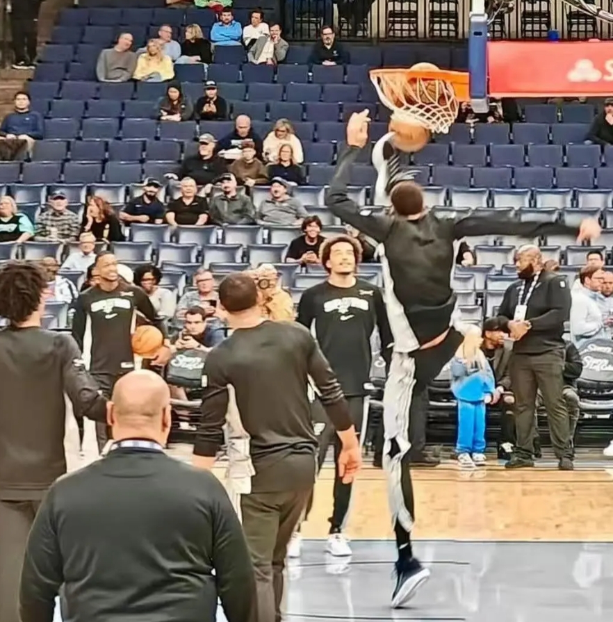 文班这太夸张了
我以为他是跳起来踢的，结果竟然脚还在地上……太夸张了……但是文班