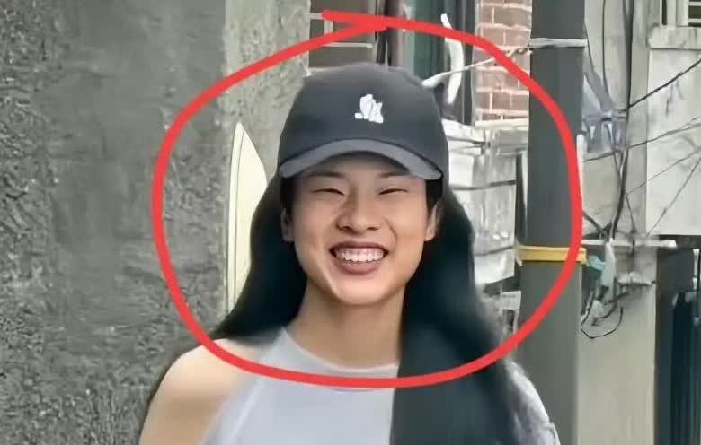 今天最大的瓜是鹿晗给的
不是因为鹿晗要开演唱会
而是因为鹿晗的好兄弟：

