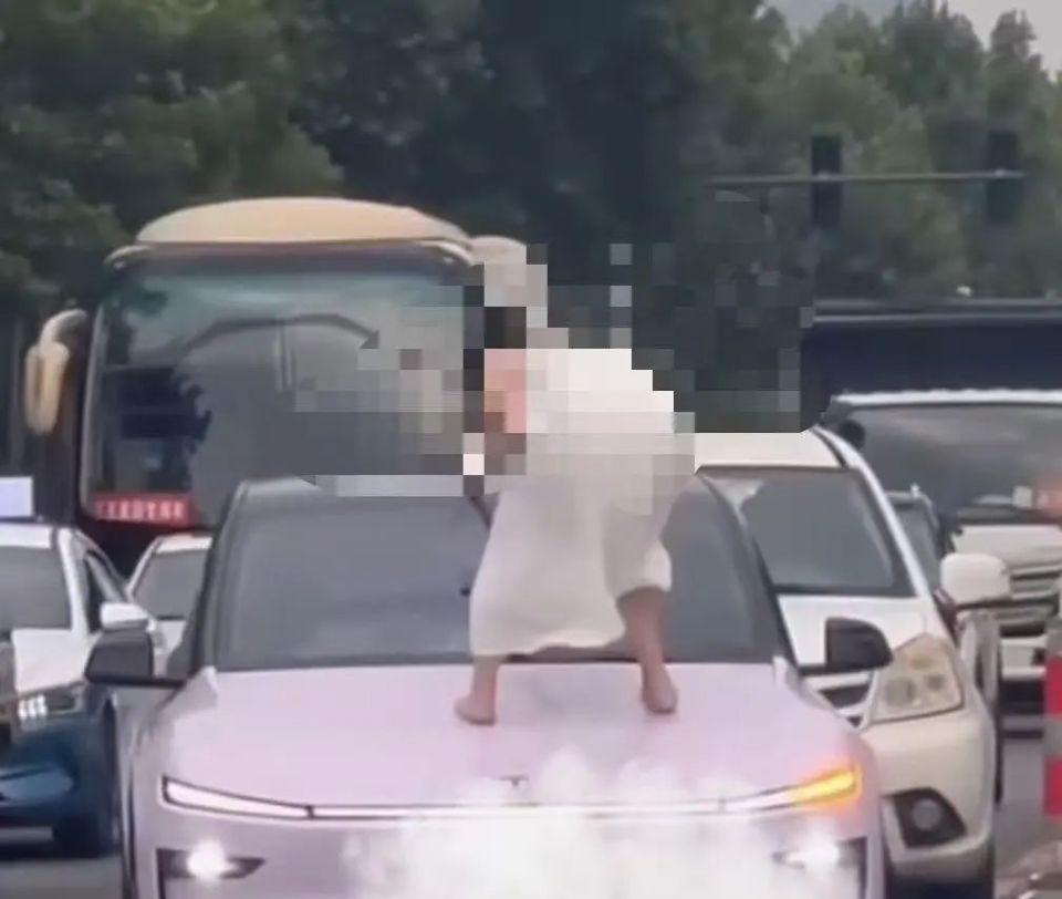 洛阳女子当街打砸车辆，官方通报：系精神病发作。



6月2日傍晚6点左右，一段