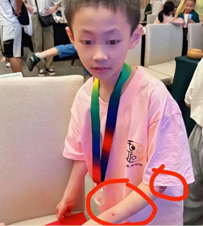 #9岁围棋少年被曝疑跳楼身亡#
 
天才少年陨落，凶手竟是亲生父亲！9岁的围棋神
