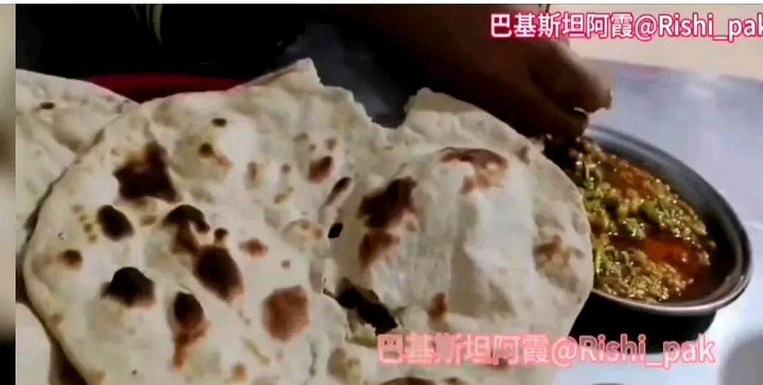 咱就是说这姐们儿是真能唠啊，视频里光介绍那盘糊糊沾大饼就说了两分半钟！
她举着大