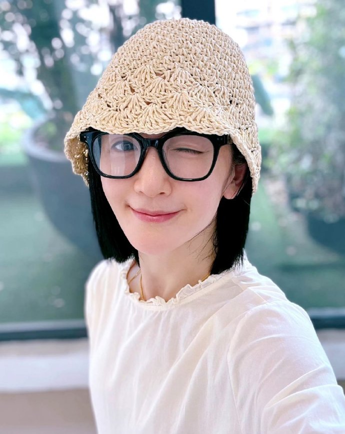 谢娜在机场被粉丝接机时，得知其中一位粉丝当天开学却逃课前来。她当场震惊质问：“开