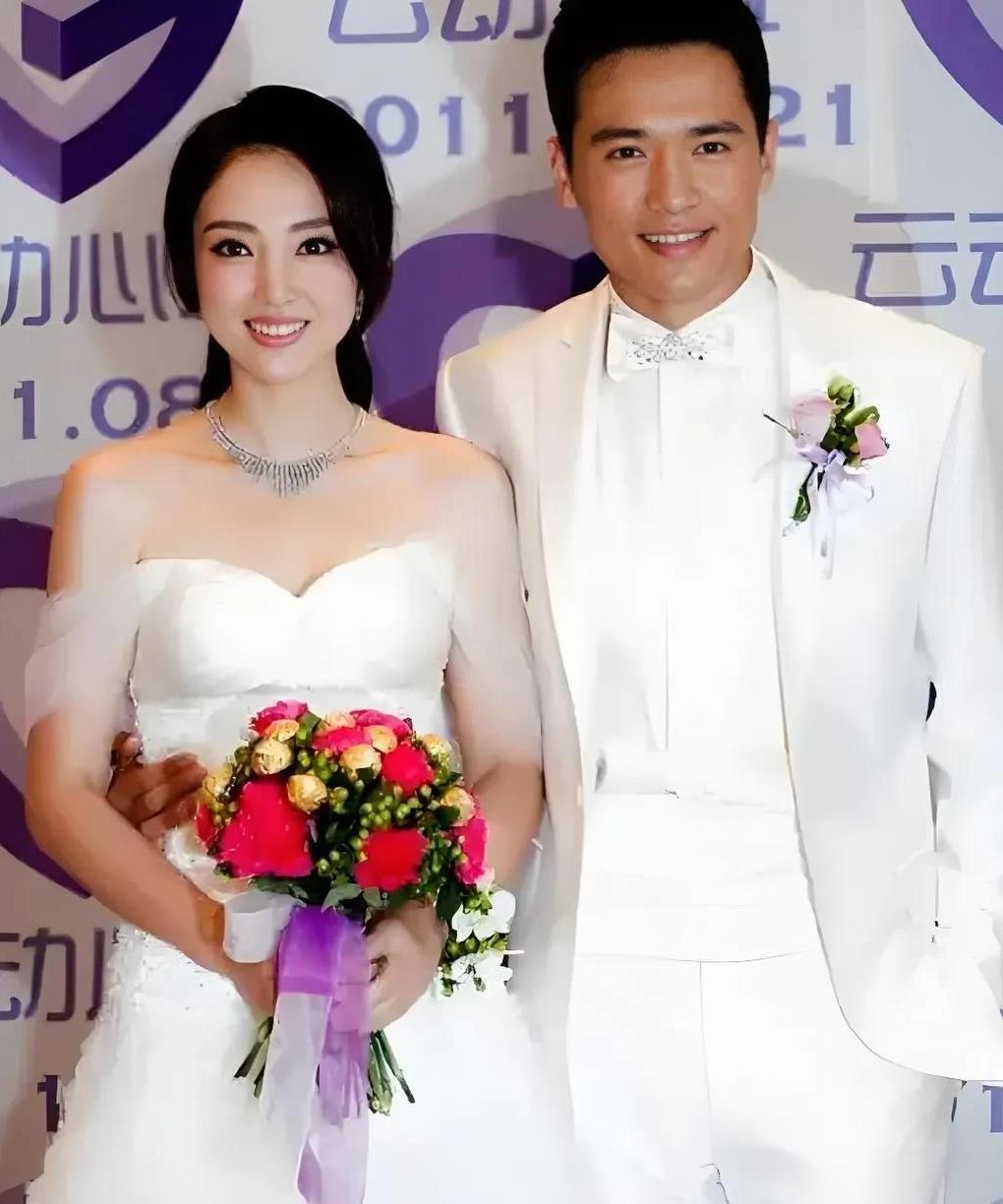 董璇的前夫高云翔早已结婚生子。
前段时间，董璇再婚的消息登上热搜，她的新婚丈夫张