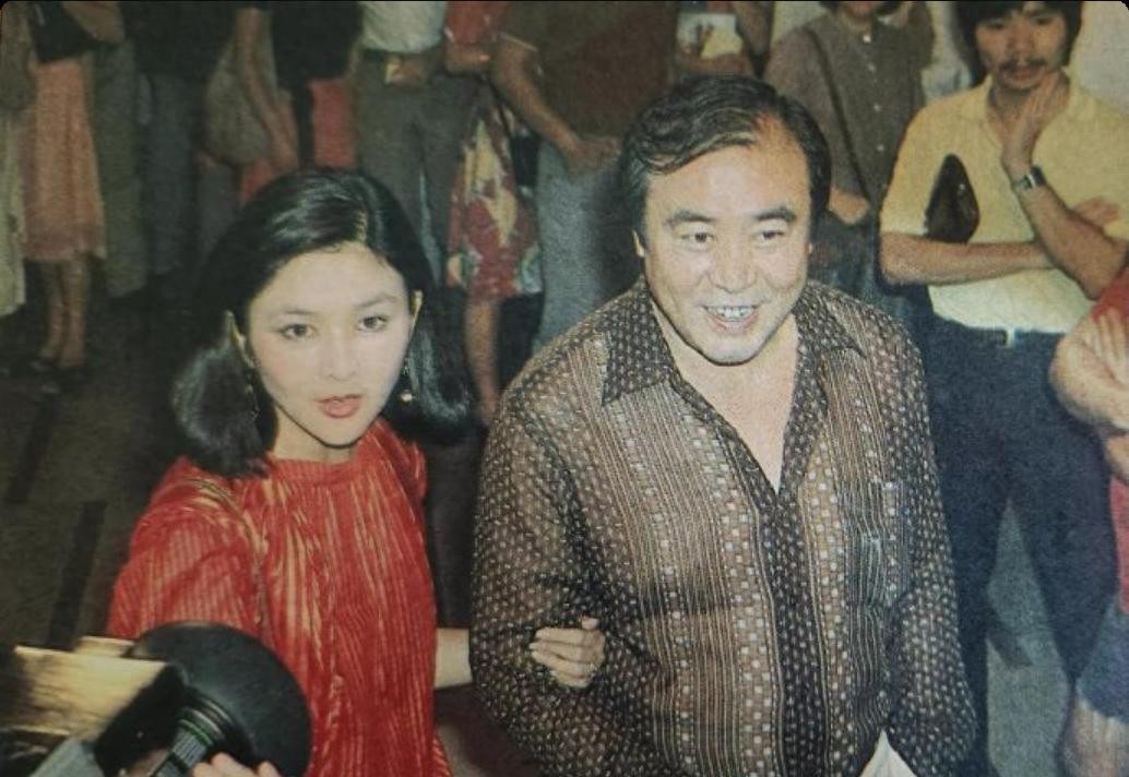 1982年，关之琳与父亲关山的珍贵合影，十三姨红装风采绝伦。