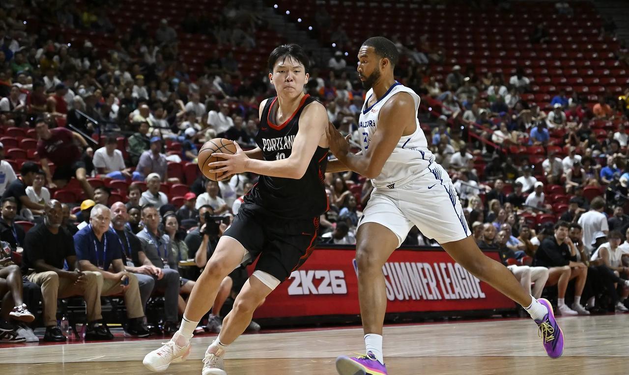 杨瀚森NBA首秀的缺点不足。
首秀惊艳的中国男篮希望之星杨瀚森完美开局。要说缺点