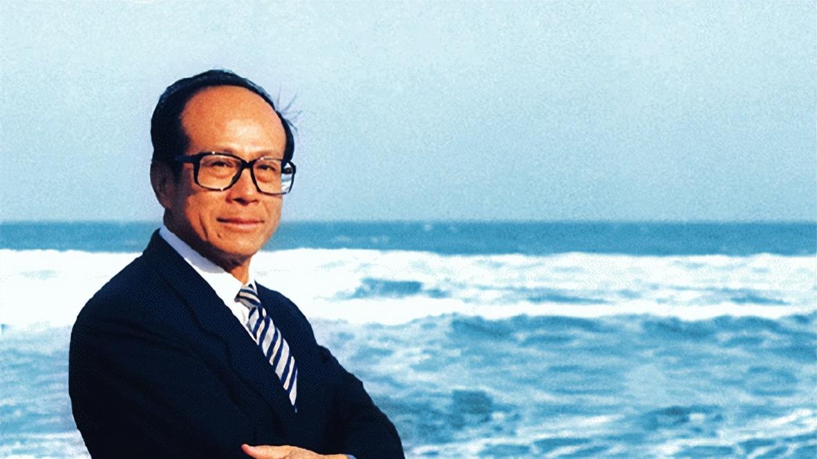 被外交部言语敲打，不到一天李嘉诚开始“服软”，长和欲推迟交易