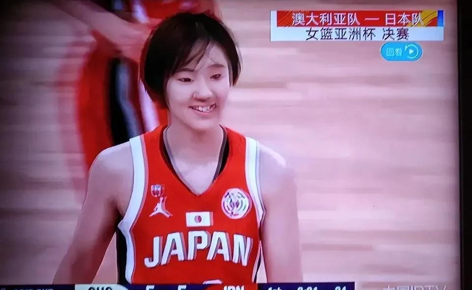 日本女篮选手田中心，她的两手投篮绝招，究竟是怎么练成的。一手是，外线三分翘臀弓腰