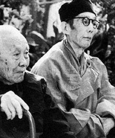 晚清时期，婉容洗澡时，命令刚来的太监孙耀庭伺候自己，谁知，孙耀庭刚解开她衣服，就