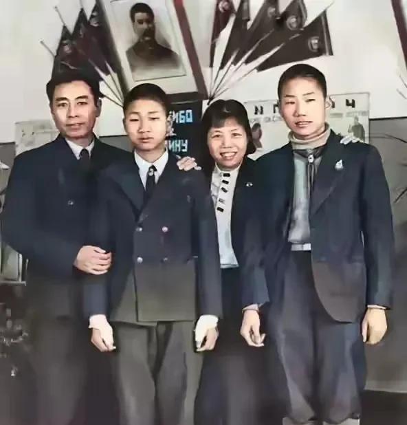 1939年8月27日，周总理在邓颖超陪同下乘飞机去苏联治病，直到1940年2月2