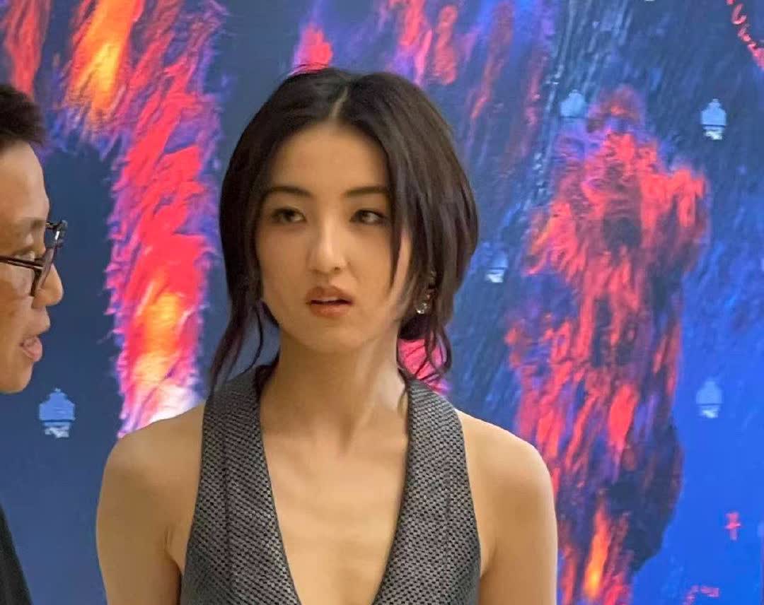 张子枫啊张子枫，
我奉劝你一句，
不要以为你二十出头，
就能坐在评委席评作