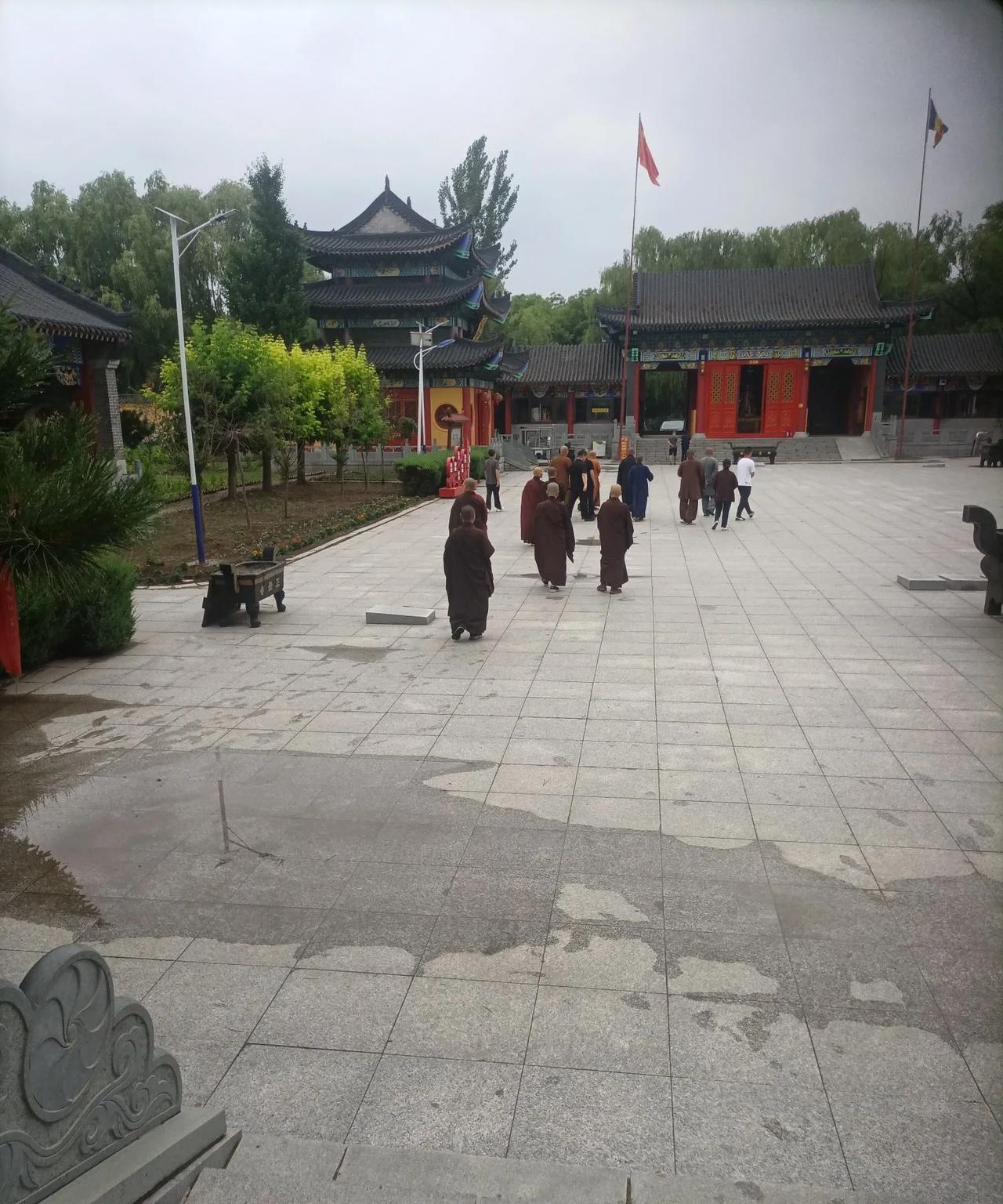 逛老家的寺庙，恰逢省里宗管局派人检查，寺庙里男女僧人列队欢迎，大小领导陪同参观，
