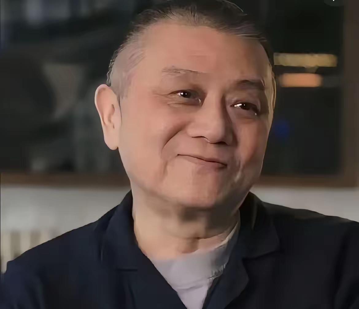 这两天被王朔这个人刷屏了，
不知道发生了什么，特意去查了一下，
原来这个人年轻时