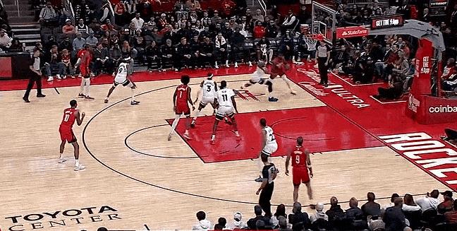 手感不错！小史密斯打进复出首球！
在今天NBA常规赛火箭对阵森林狼的第一节比赛中