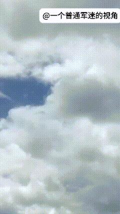 乌克兰民众拍摄到俄军一架无人机在苏梅州科诺托普市上空不停的盘旋。很多网友认为这是