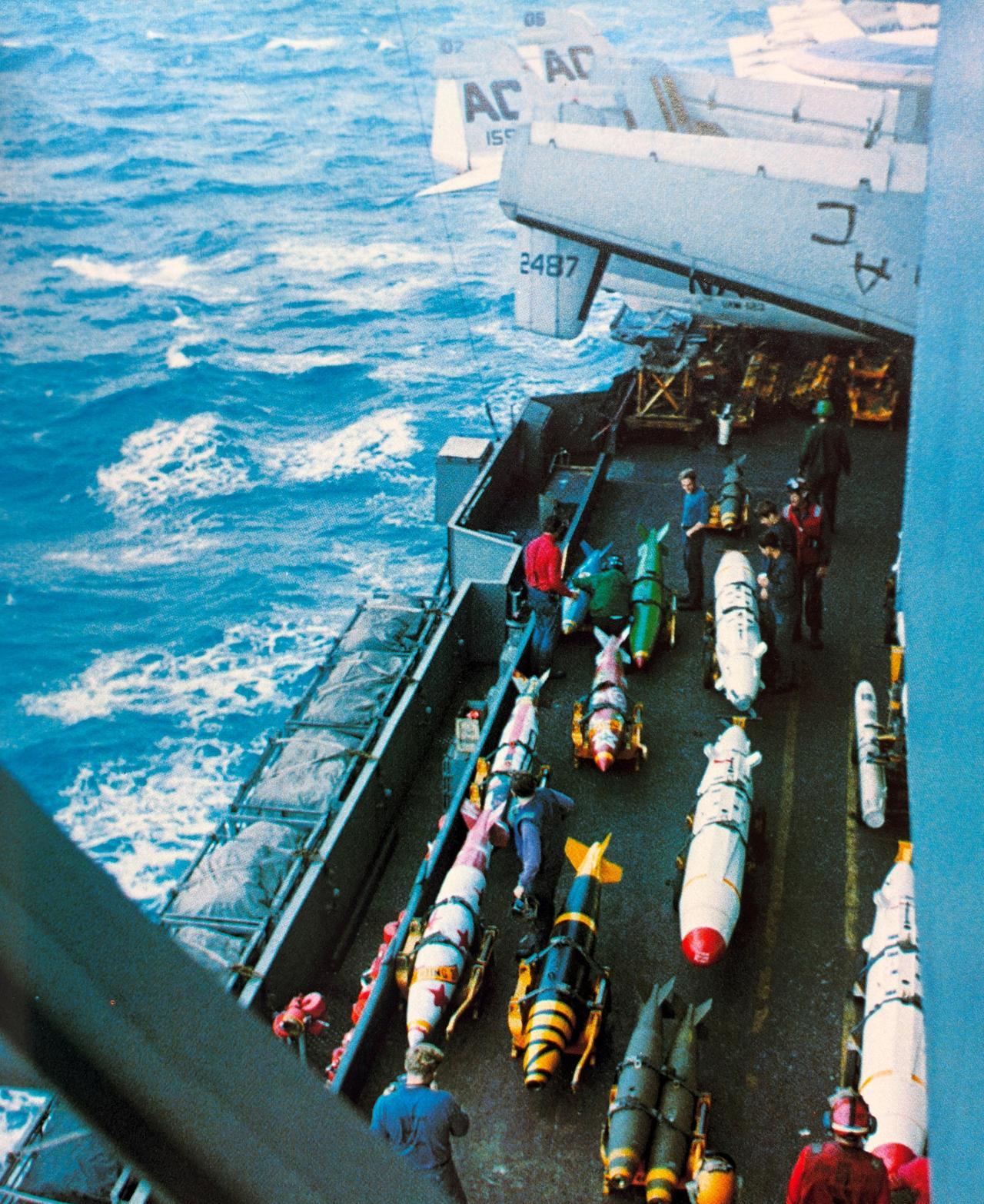1973年1月美国海军萨拉托加号航空母舰在越南东京湾最后一天，甲板上堆着油漆过的