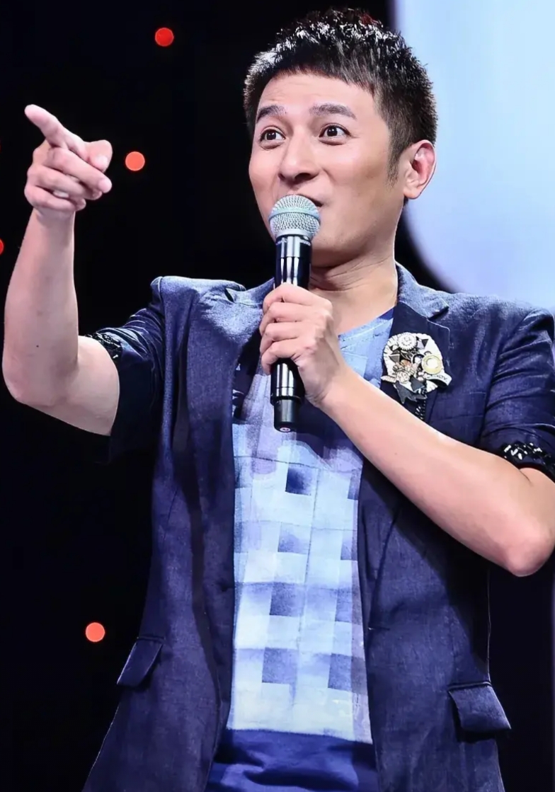 李维嘉这种人，如果不改变自己的习惯，很难找到女朋友，有钱也没用。
主持人李维嘉，