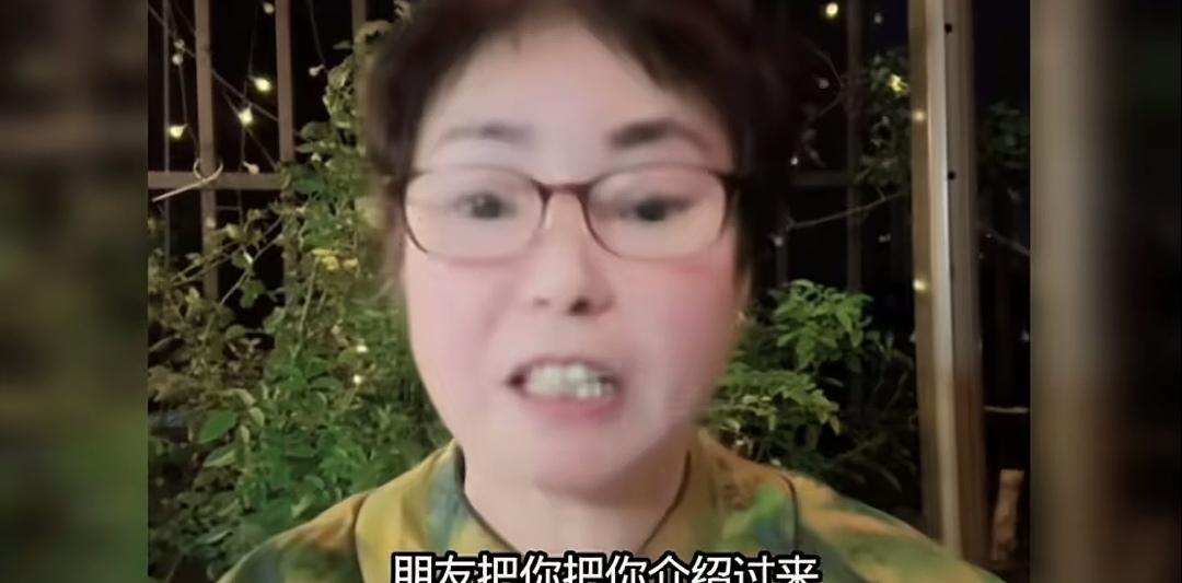 大双满脸笑容在与岳母斗嘴，还挑拨喜梅与妈妈的关系。
     一个标准的美男子娶
