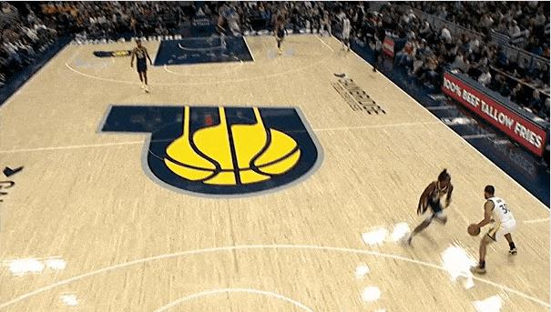 库里是来搞笑的吧！
在今日勇士对阵步行者的第二节比赛中，库里运球过半场砸到自己脚