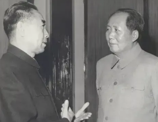 1964年，我国第一颗原子弹爆炸成功。当工作人员把消息告诉毛主席的时候，毛主席立