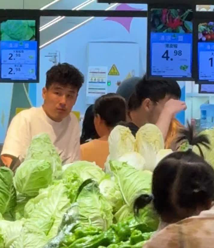 【亚洲一哥们在上海买菜】
近日，在上海某超市，有球迷偶遇了亚洲一哥们。当时他正