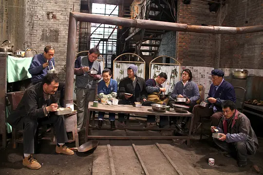   看完了《钢的琴》。和之前张导的耳朵大有福相比，这部影片基本已经将工业城市的失