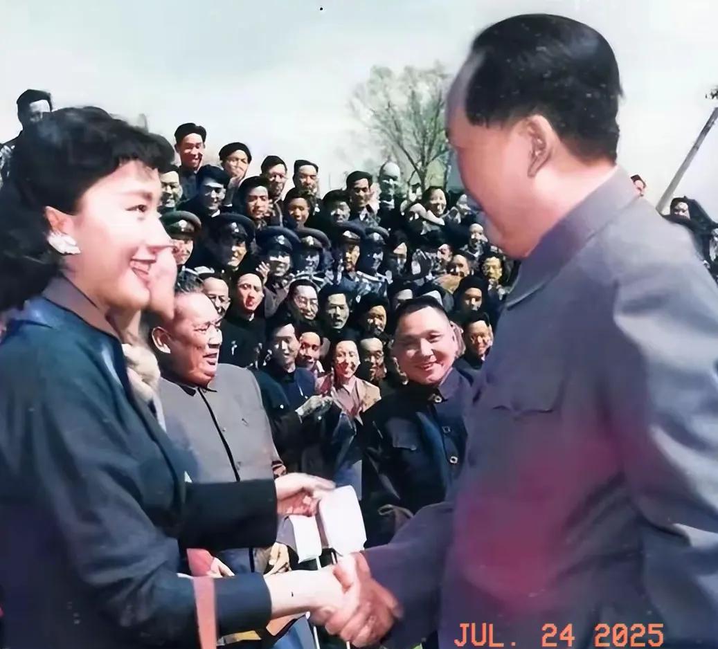 珍贵的一张照片。
1957年，毛主席会见夏梦，并在一起留下了这张珍贵的照片，今生