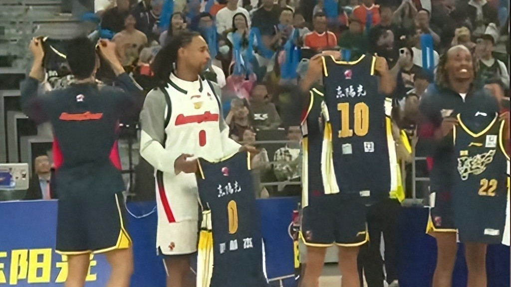 广东外援来广州吃饭，急着赶回加练，杜锋很欣慰，冲冠有希望