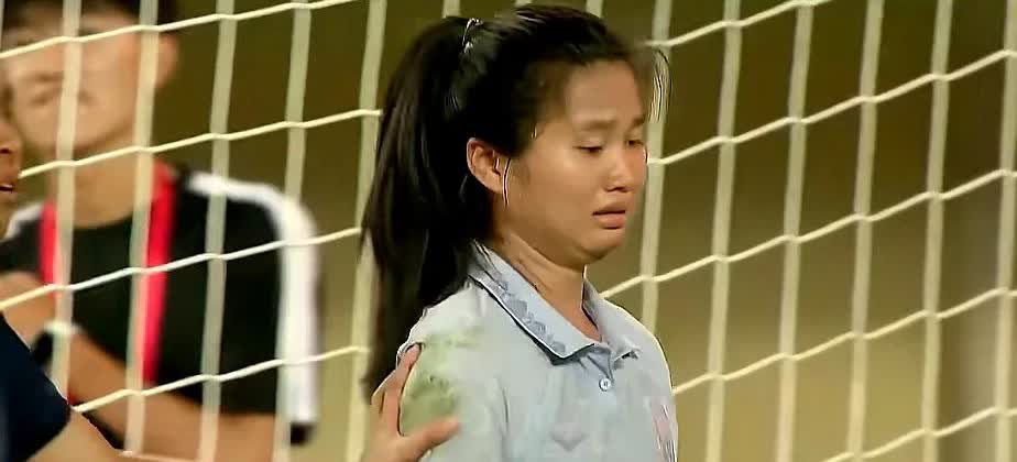 比赛还没结束，柬埔寨女足守门员佐恩芝达因为扑球失败，屡受打击，躺地上不想玩了，被