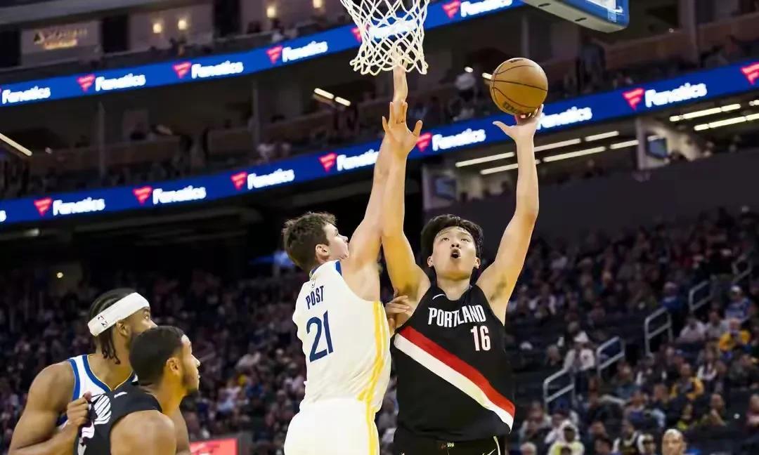 开拓者媒体一针见血评价杨瀚森！
杨瀚森完成了NBA季前赛首秀，表现可以说是糟糕，