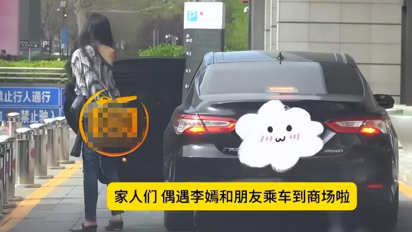 王菲女儿坐网约车逛Skp，穿露肩装千金范十足，兔唇伤疤已不见