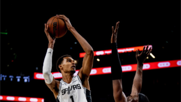 亚历山大31+3+7无缘今日最佳！因为他碰上了外星人文班亚马