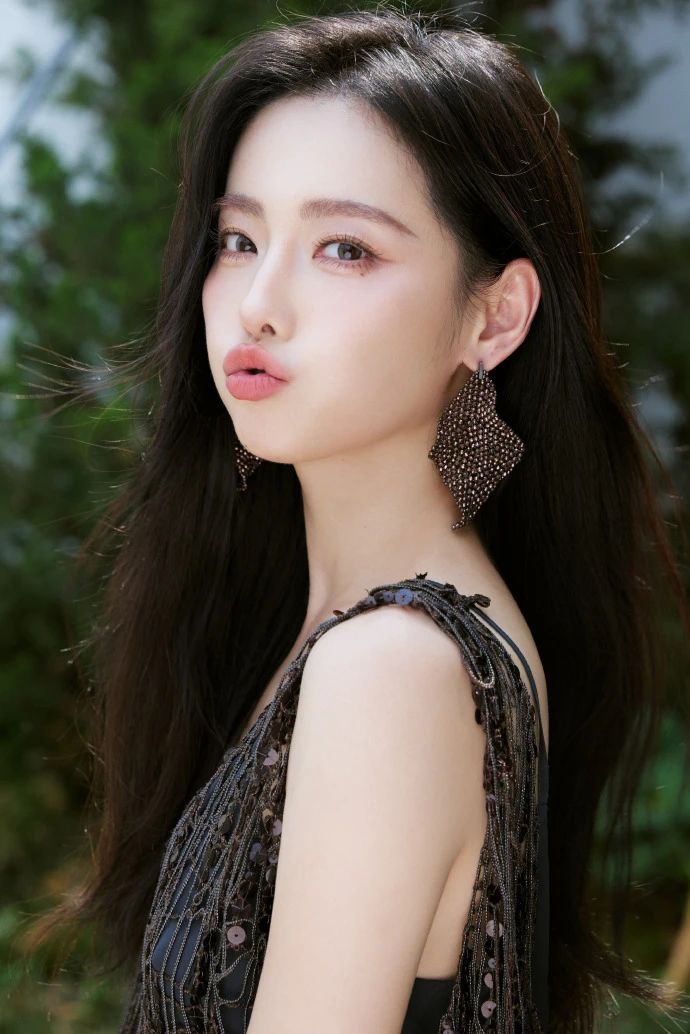张嘉倪甜妹变女王！美颜暴击谁能挡