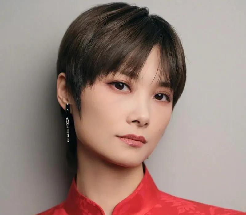 滥竽充数却又混得风生水起的歌坛四大顶流：
第一位：鹿晗
想当年这哥们转发一条社交