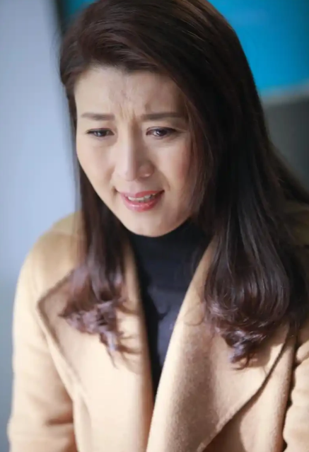 闫学晶在直播中哭穷这件事只能说明他儿子不适合当演员，不够努力，只能啃老。也说明了