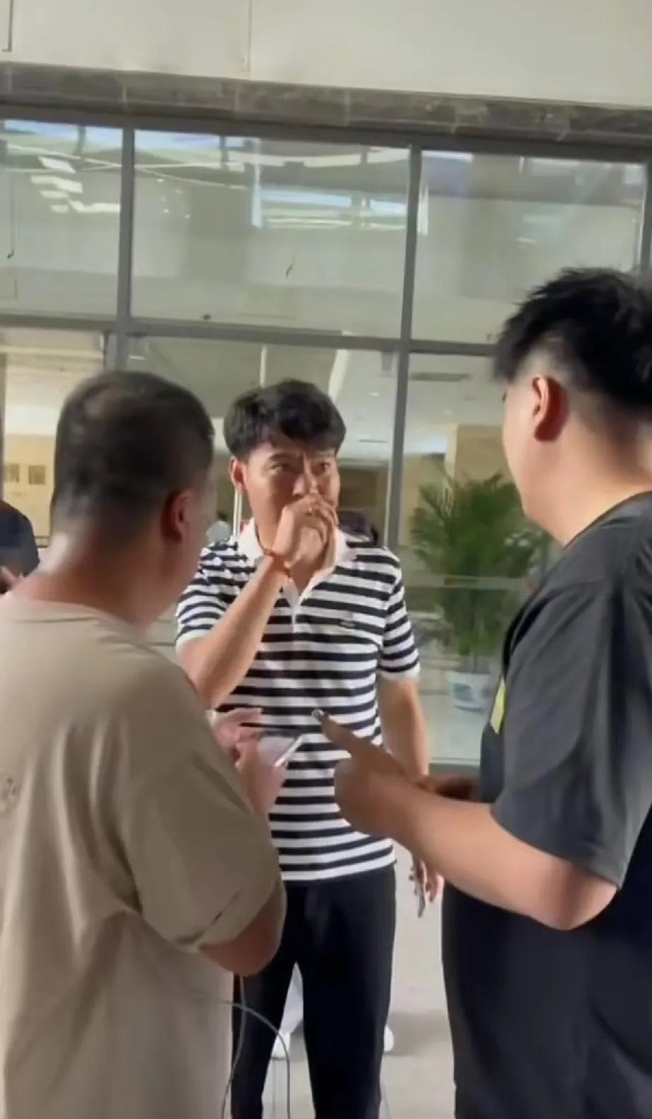 还是晓峰表情范围，眼泪掉下来了没有？



烈日当空，挥汗如雨，一群主播在为李律