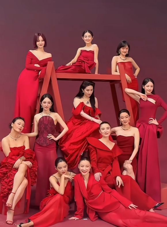即使我是杨幂的粉丝
但我觉得她的气质还是输了
这次宝格丽拍照排位，杨幂虽然很美，