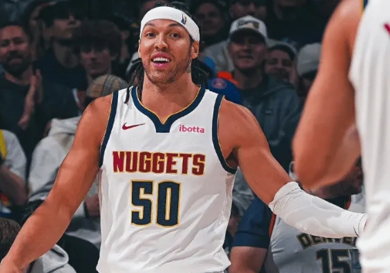 据NBA记者Shams的报道，掘金球员阿龙-戈登右腿筋拉伤，将在4~6周后接受伤