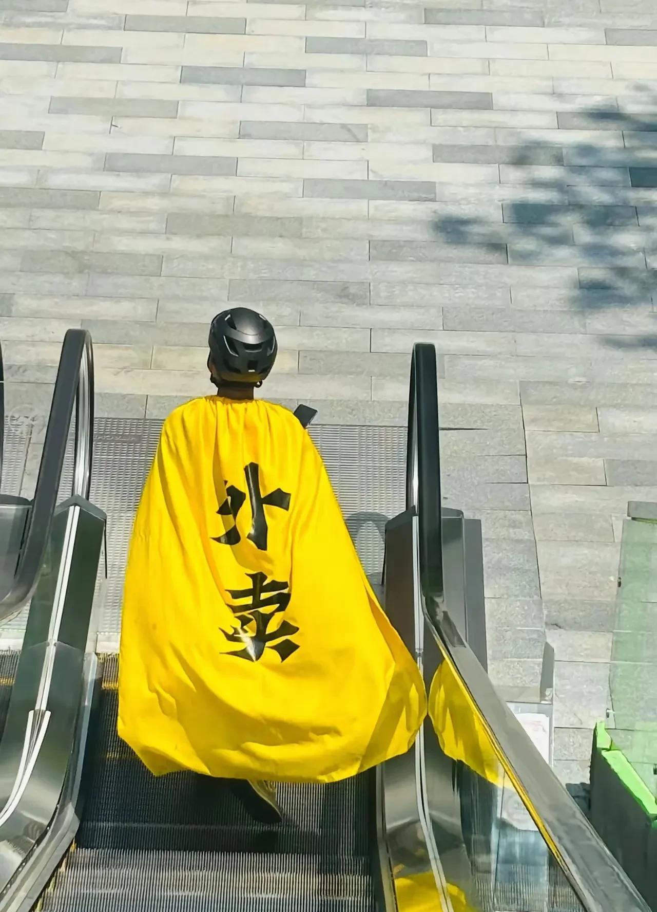 侄儿高考后就去送外卖，每天仪式感都特别强，据他说开学前能挣到平板的钱。
真是个报
