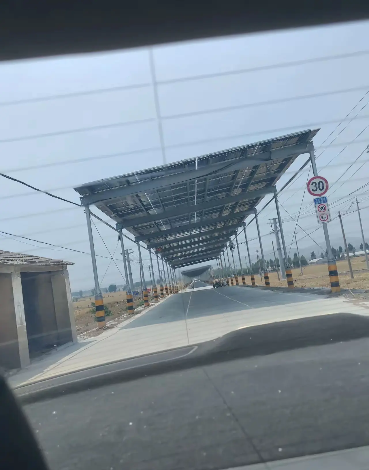 公路上安装光伏发电设施
遮光又挡雨