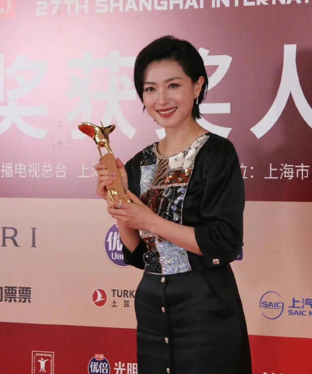 在光影交织的舞台，万茜凭借《长夜将尽》中的精湛演绎，一举斩获第27届上海国际电影